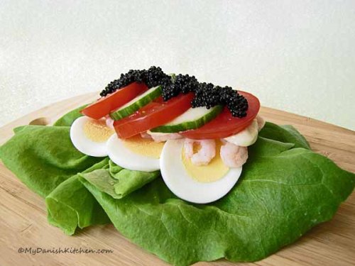 Smørrebrød with egg and tomato
